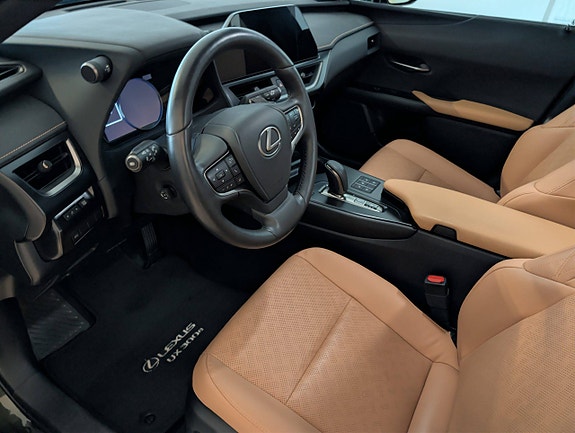 Lexus UX300e 11 of 27