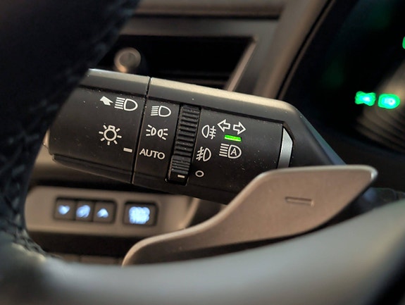 Lexus UX300e 23 of 27