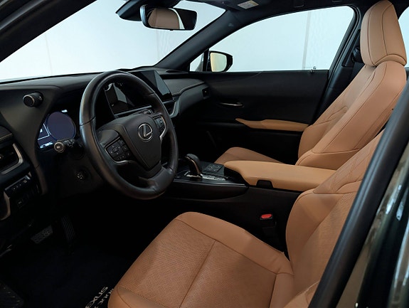 Lexus UX300e 9 of 27