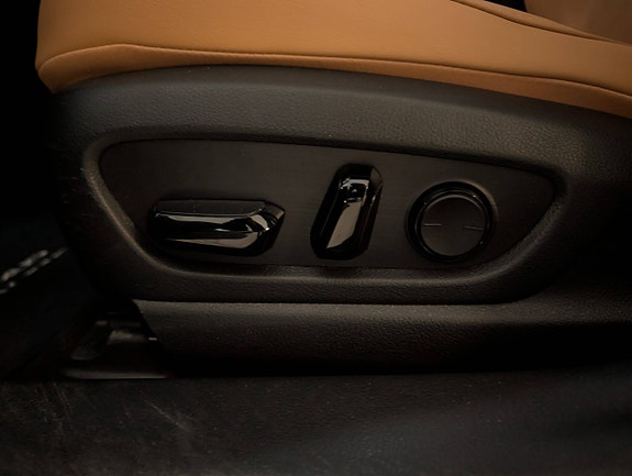 Lexus UX300e 14 of 27