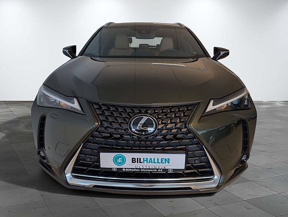 Lexus UX300e 2 of 27