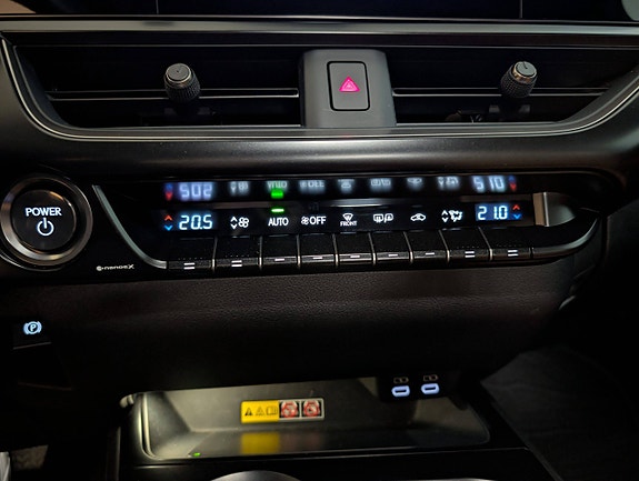 Lexus UX300e 17 of 27