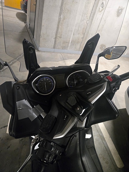 Yamaha T-Max 4 of 6