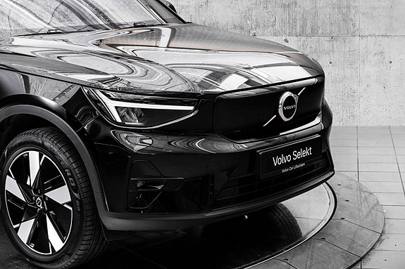 Volvo EX40 2 of 30