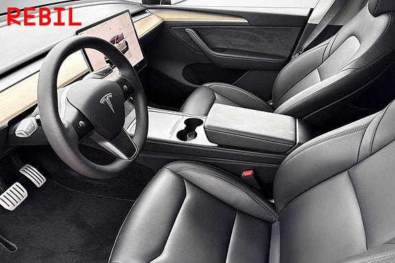 Tesla Model Y 8 of 17