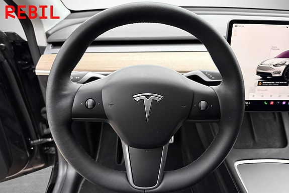 Tesla Model Y 12 of 17