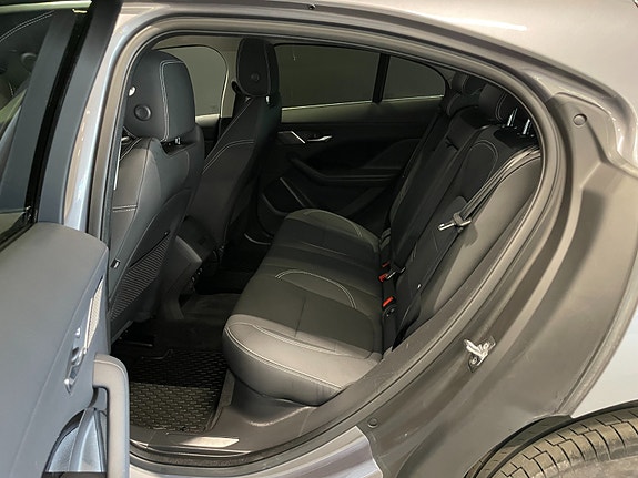 Jaguar I-PACE 17 of 30