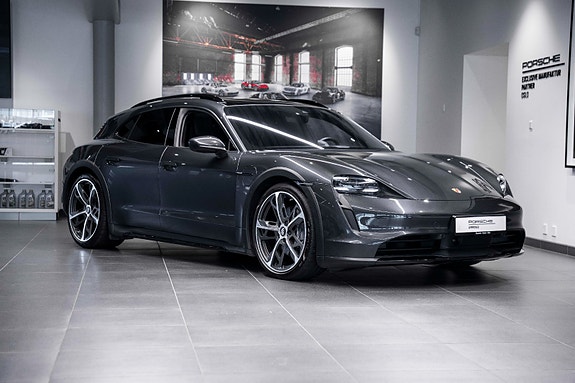 Porsche Taycan Cross Turismo 16 of 30