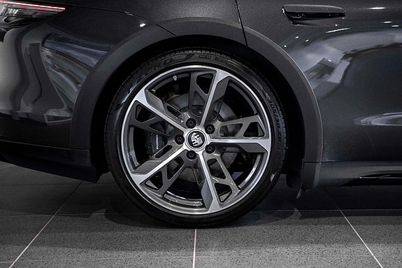 Porsche Taycan Cross Turismo 14 of 30