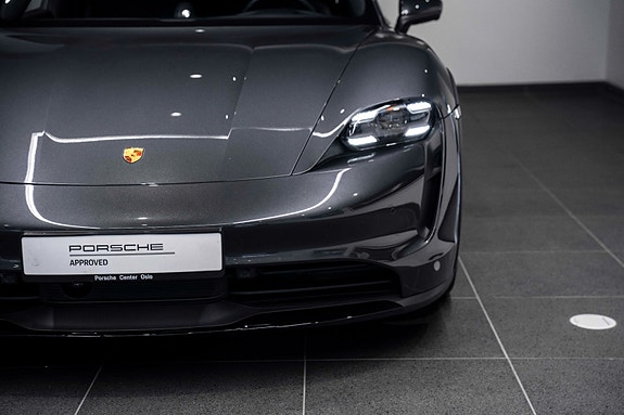 Porsche Taycan Cross Turismo 11 of 30