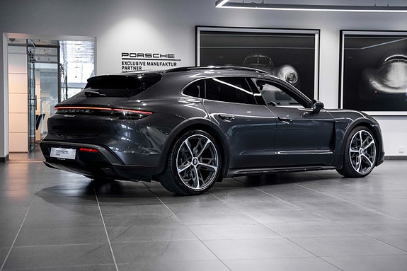 Porsche Taycan Cross Turismo 17 of 30