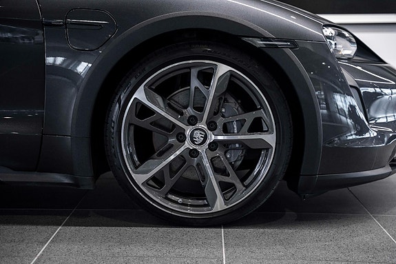 Porsche Taycan Cross Turismo 15 of 30