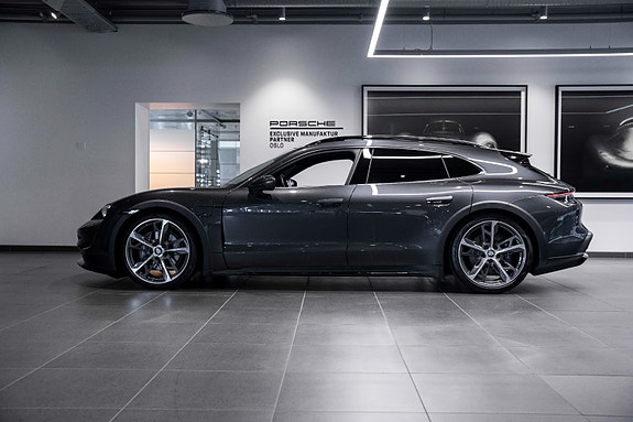 Porsche Taycan Cross Turismo 7 of 30