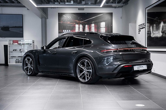 Porsche Taycan Cross Turismo 4 of 30