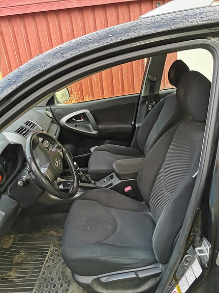 Toyota RAV4 6 of 8