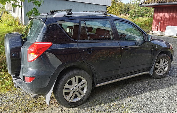 Toyota RAV4 3 of 8