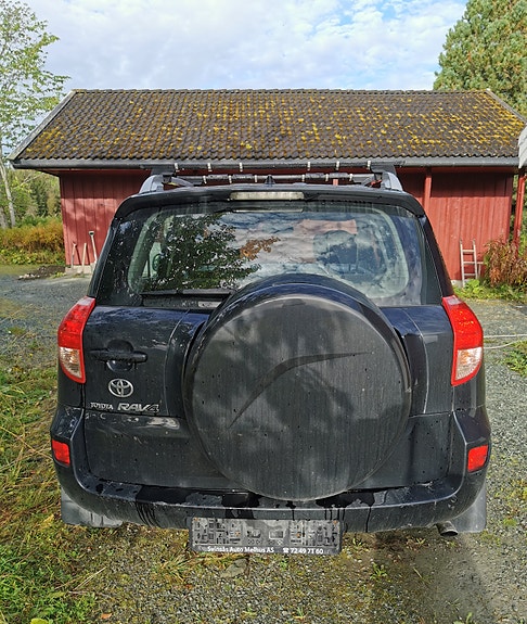 Toyota RAV4 2 of 8