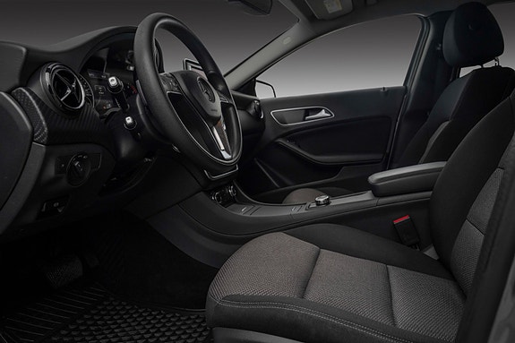 Mercedes-Benz GLA180 18 of 24