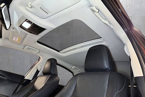 Lexus NX300h 14 of 26