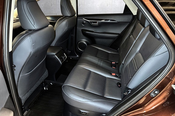 Lexus NX300h 12 of 26