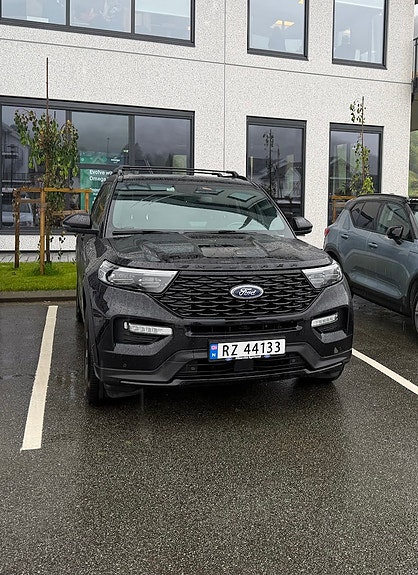 Ford Explorer 2 of 7