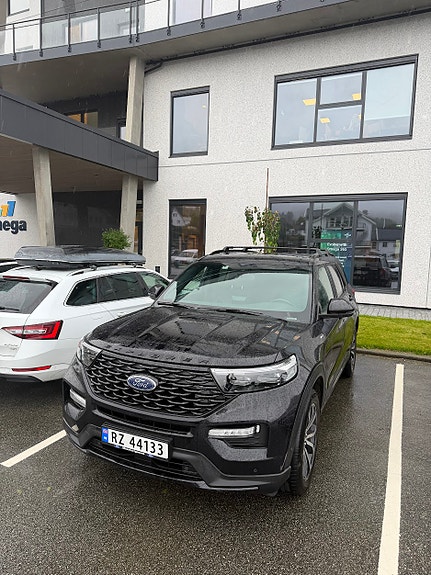 Ford Explorer 4 of 7