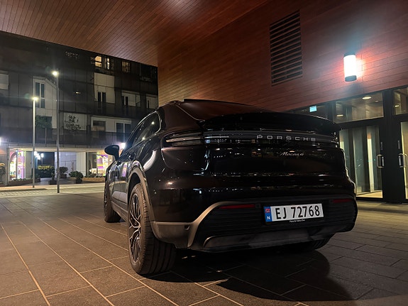 Porsche Macan 2 of 11