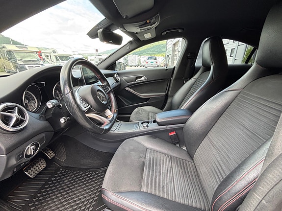 Mercedes-Benz CLA200 5 of 30