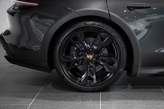 Porsche Taycan Cross Turismo 16 of 30