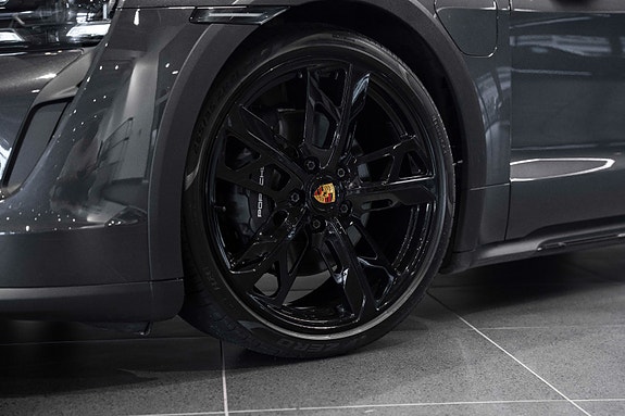 Porsche Taycan Cross Turismo 3 of 30