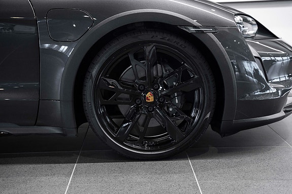 Porsche Taycan Cross Turismo 17 of 30