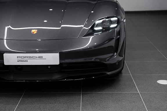Porsche Taycan Cross Turismo 14 of 30