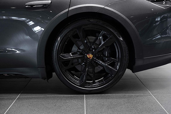 Porsche Taycan Cross Turismo 8 of 30