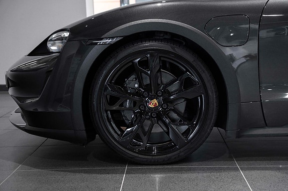Porsche Taycan Cross Turismo 7 of 30
