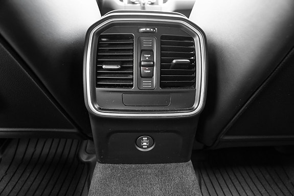 Porsche Macan 28 of 30