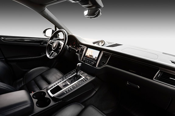 Porsche Macan 12 of 30