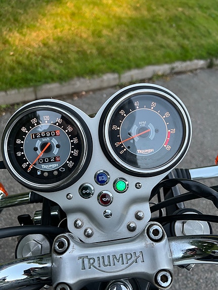 Triumph Bonneville T100 5 of 7