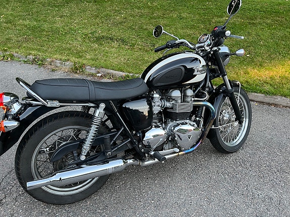 Triumph Bonneville T100 2 of 7