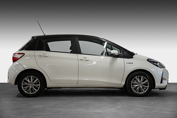 Toyota Yaris 6 of 30