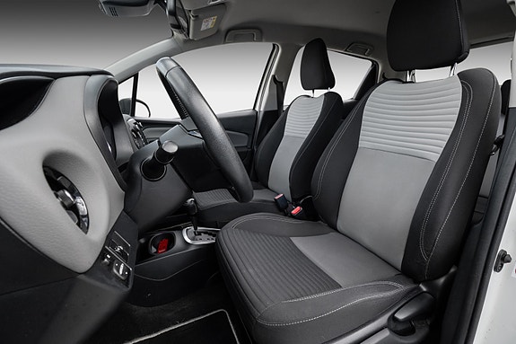 Toyota Yaris 8 of 30