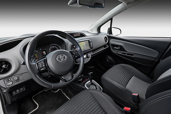 Toyota Yaris 10 of 30