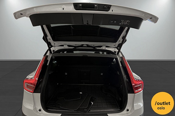 Volvo XC40 5 of 26