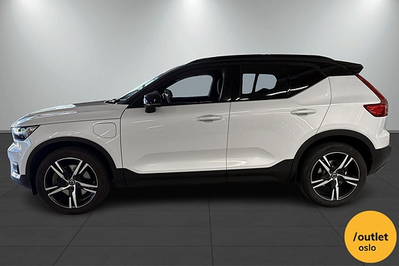 Volvo XC40 2 of 26