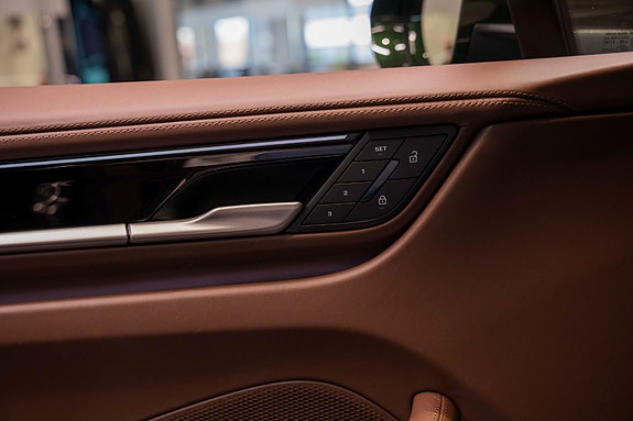 Porsche Macan 29 of 30