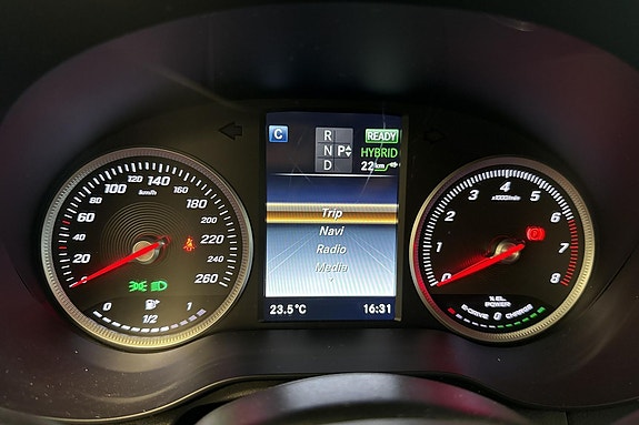 Mercedes-Benz GLC350 e 24 of 30