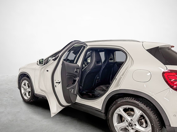 Mercedes-Benz GLA180 16 of 21