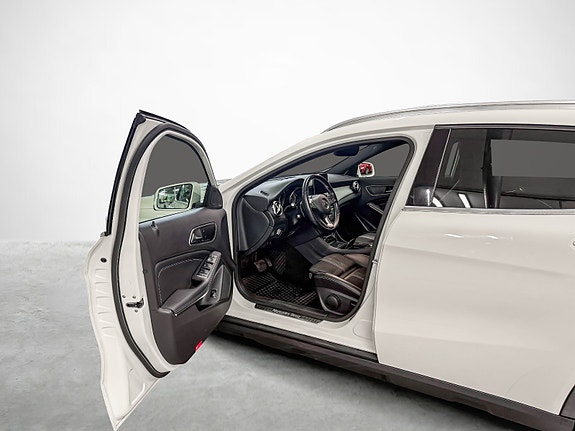 Mercedes-Benz GLA180 9 of 21