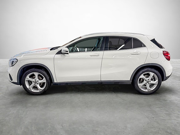 Mercedes-Benz GLA180 2 of 21