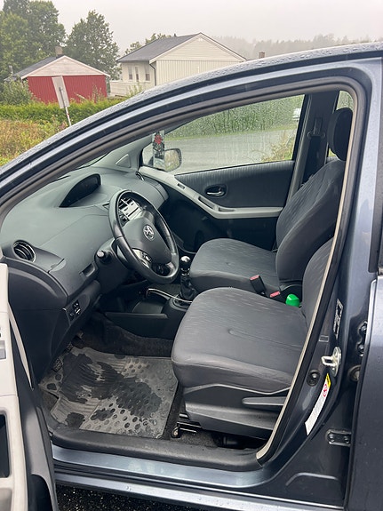 Toyota Yaris 3 of 7