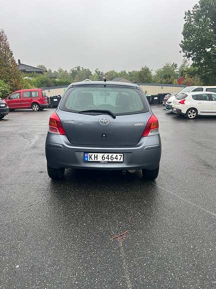 Toyota Yaris 5 of 7
